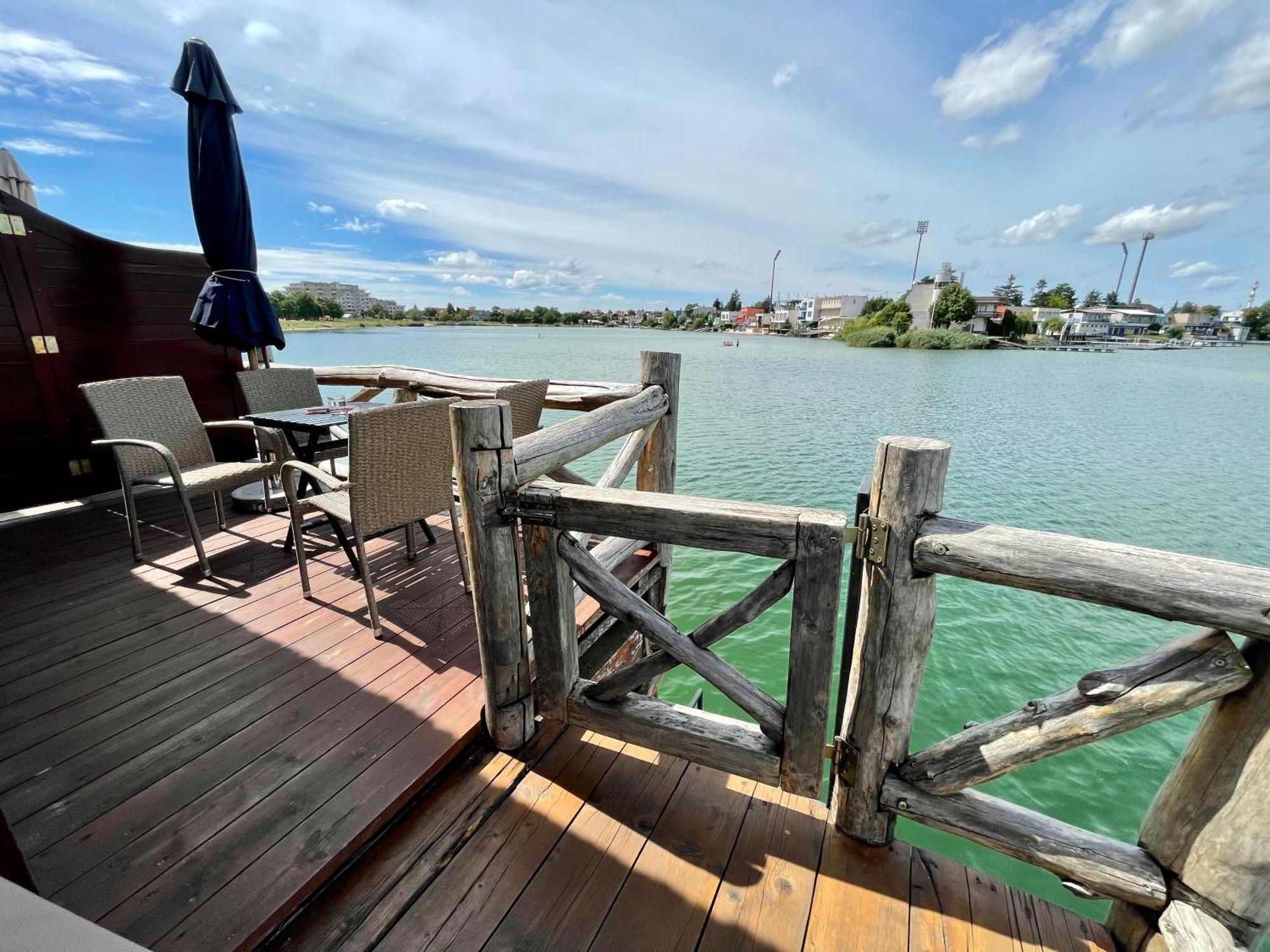 Bungalov Na Vode - Lobster Apartment เซเนซ ภายนอก รูปภาพ